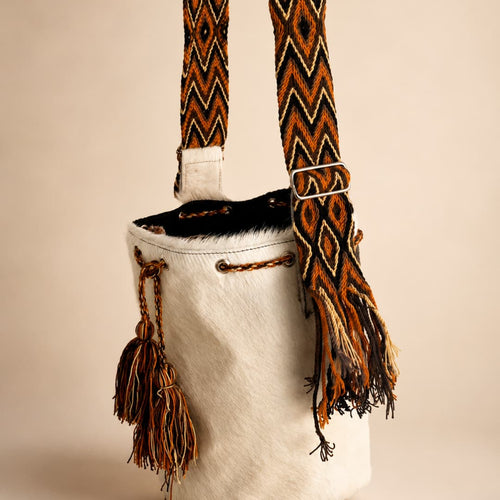 Mochila de Cuero Peludo OS32 con Tira Wayuu | Origeness