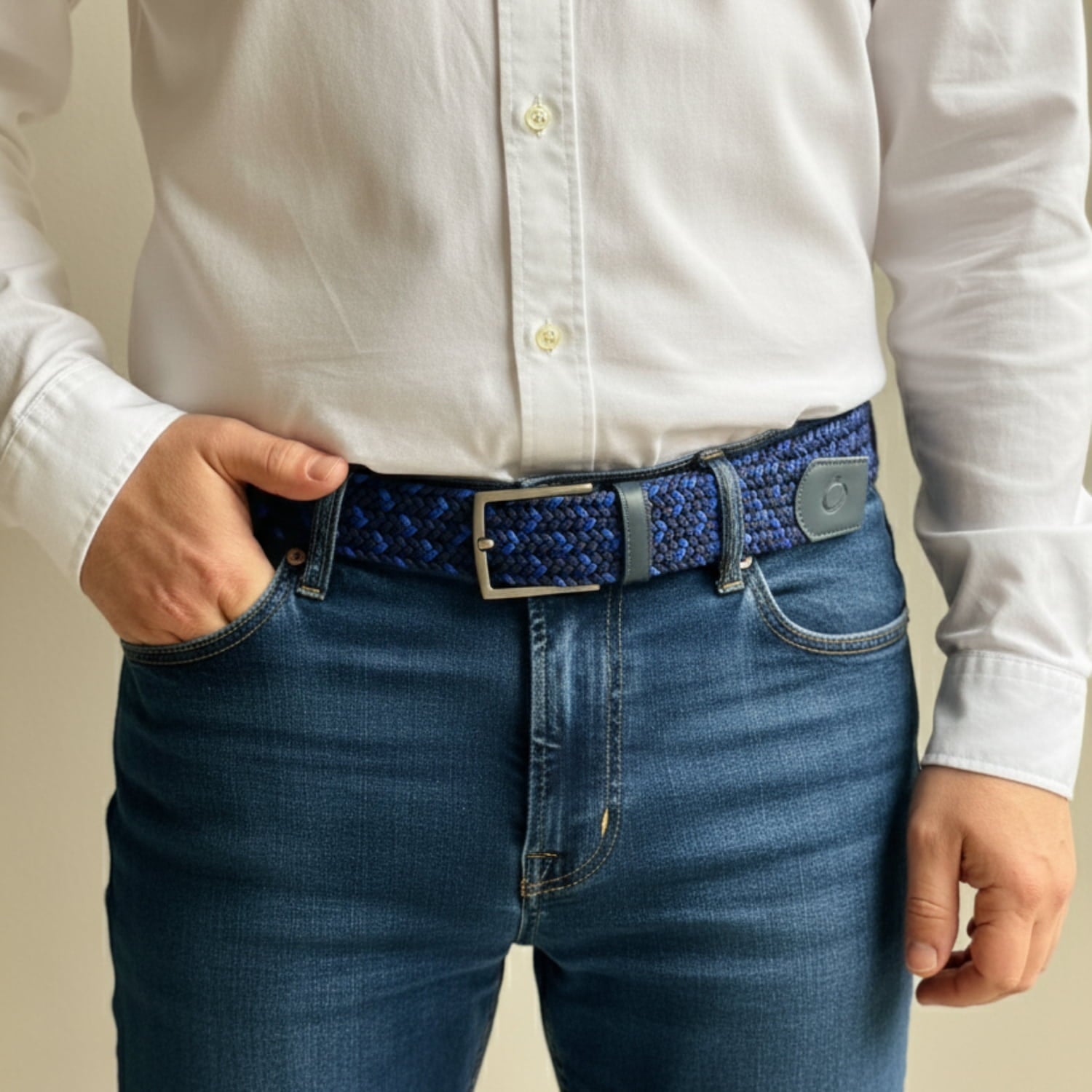 Cinturon Trenzado Hombre OS18 - Azul Royal Deep modelo parado azul 
