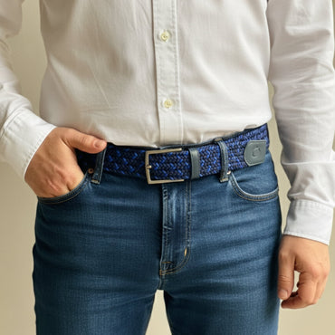 Cinturon Trenzado Hombre OS18 - Azul Royal Deep modelo parado azul 
