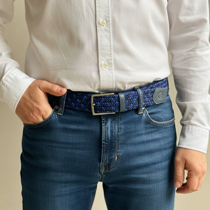 Cinturon Trenzado Hombre OS18 - Azul Royal Deep modelo parado azul 
