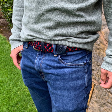 Cinturón Trenzado Hombre OS16 - Azul Y Rojo Borgoña | Origeness modelo parado
